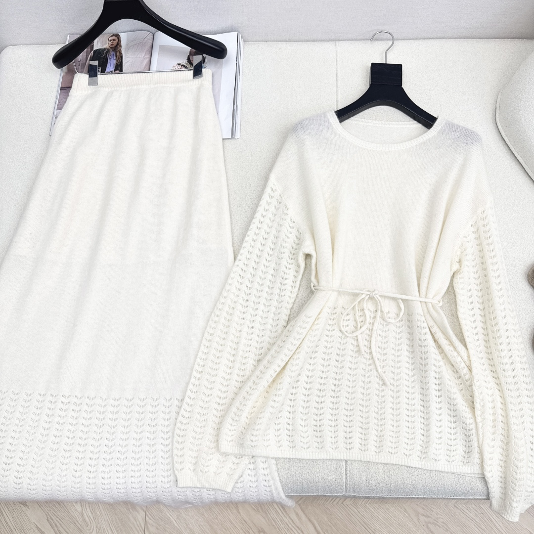 Max 25Ss———早秋最新款慵懒风套装 🩶 拼接镂空工艺圆领腰带毛衣+松紧腰半裙 精致美感 整体给人