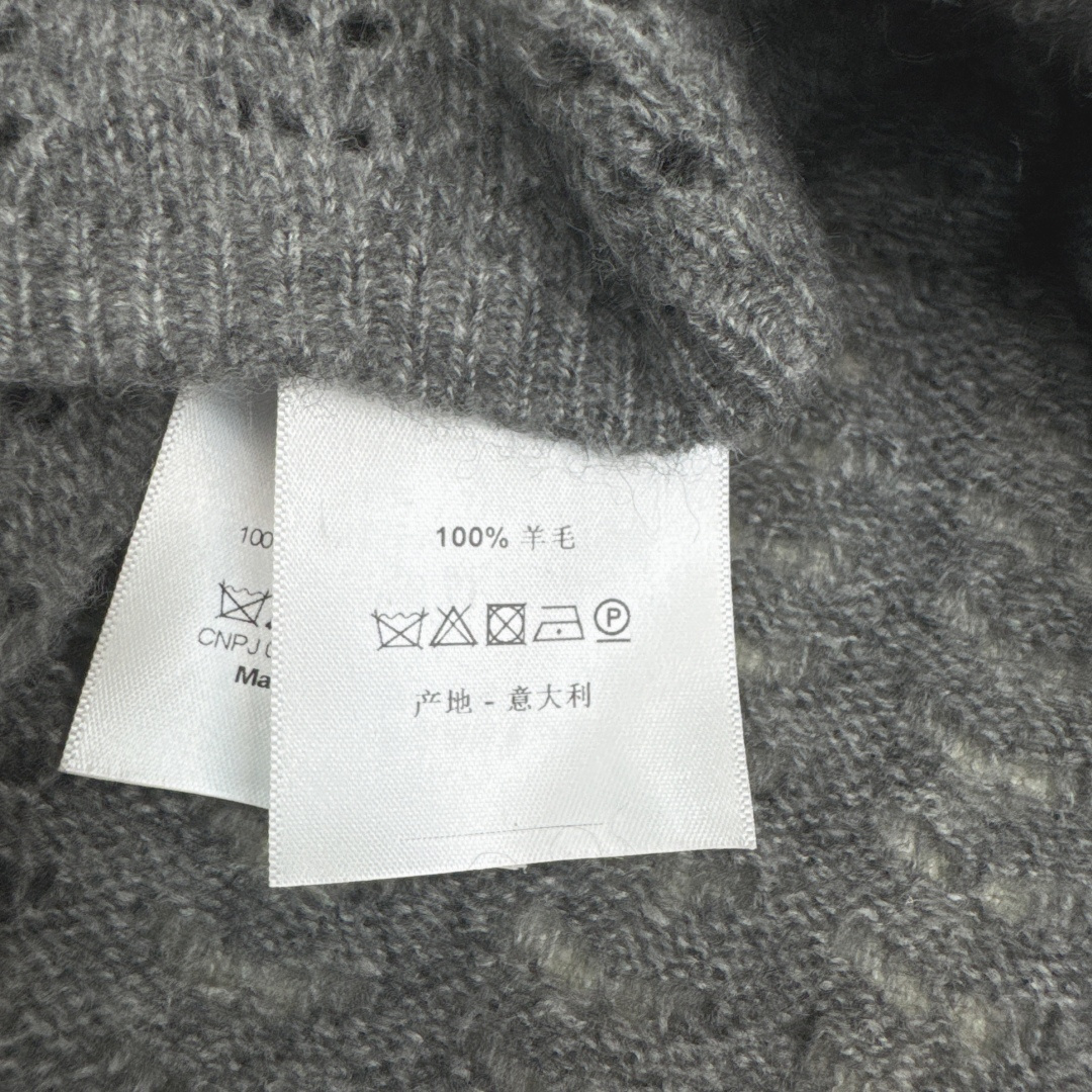 Max 25Ss———早秋最新款慵懒风套装 🩶 拼接镂空工艺圆领腰带毛衣+松紧腰半裙 精致美感 整体给人