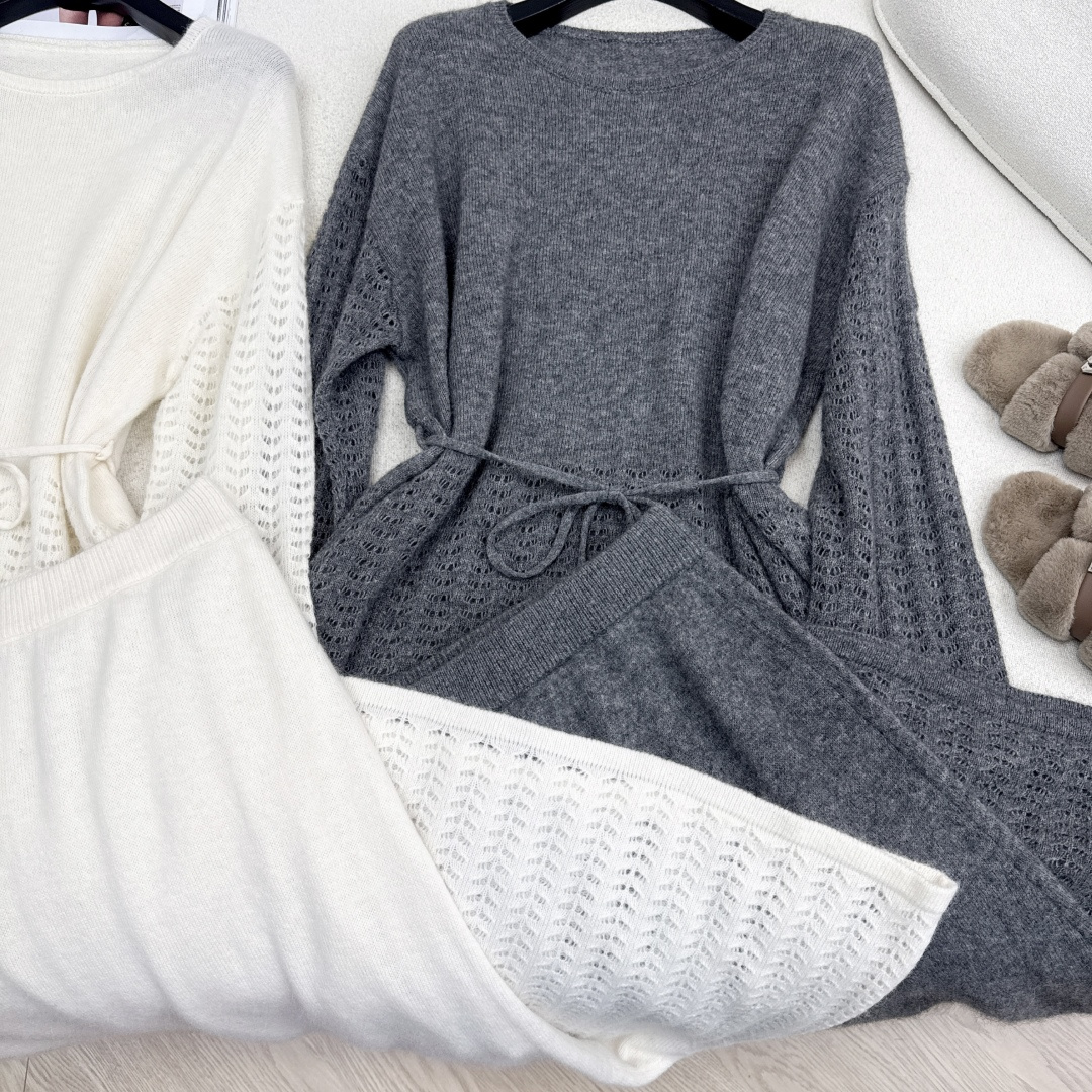 Max 25Ss———早秋最新款慵懒风套装 🩶 拼接镂空工艺圆领腰带毛衣+松紧腰半裙 精致美感 整体给人
