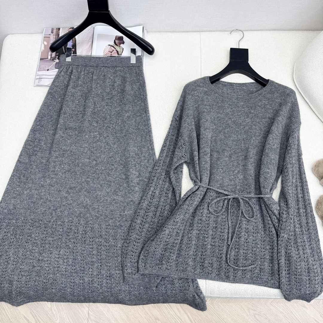 Max 25Ss———早秋最新款慵懒风套装 🩶 拼接镂空工艺圆领腰带毛衣+松紧腰半裙 精致美感 整体给人