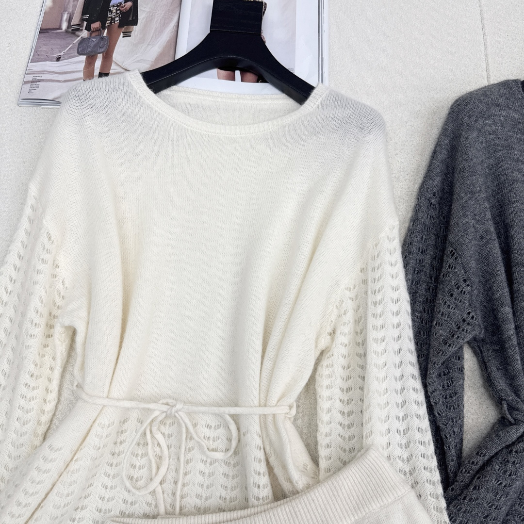 Max 25Ss———早秋最新款慵懒风套装 🩶 拼接镂空工艺圆领腰带毛衣+松紧腰半裙 精致美感 整体给人