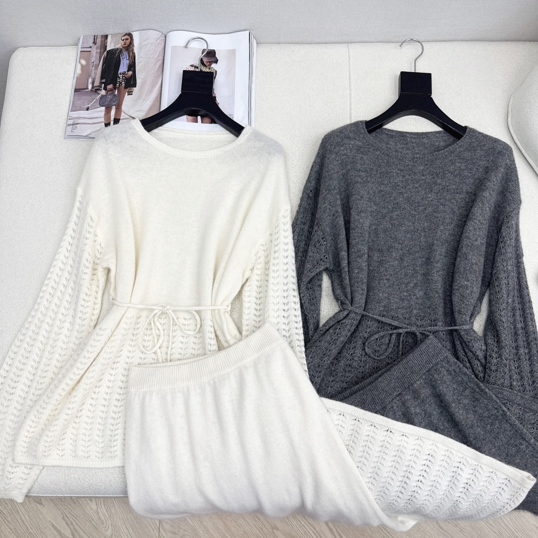 Max 25Ss———早秋最新款慵懒风套装 🩶 拼接镂空工艺圆领腰带毛衣+松紧腰半裙 精致美感 整体给人