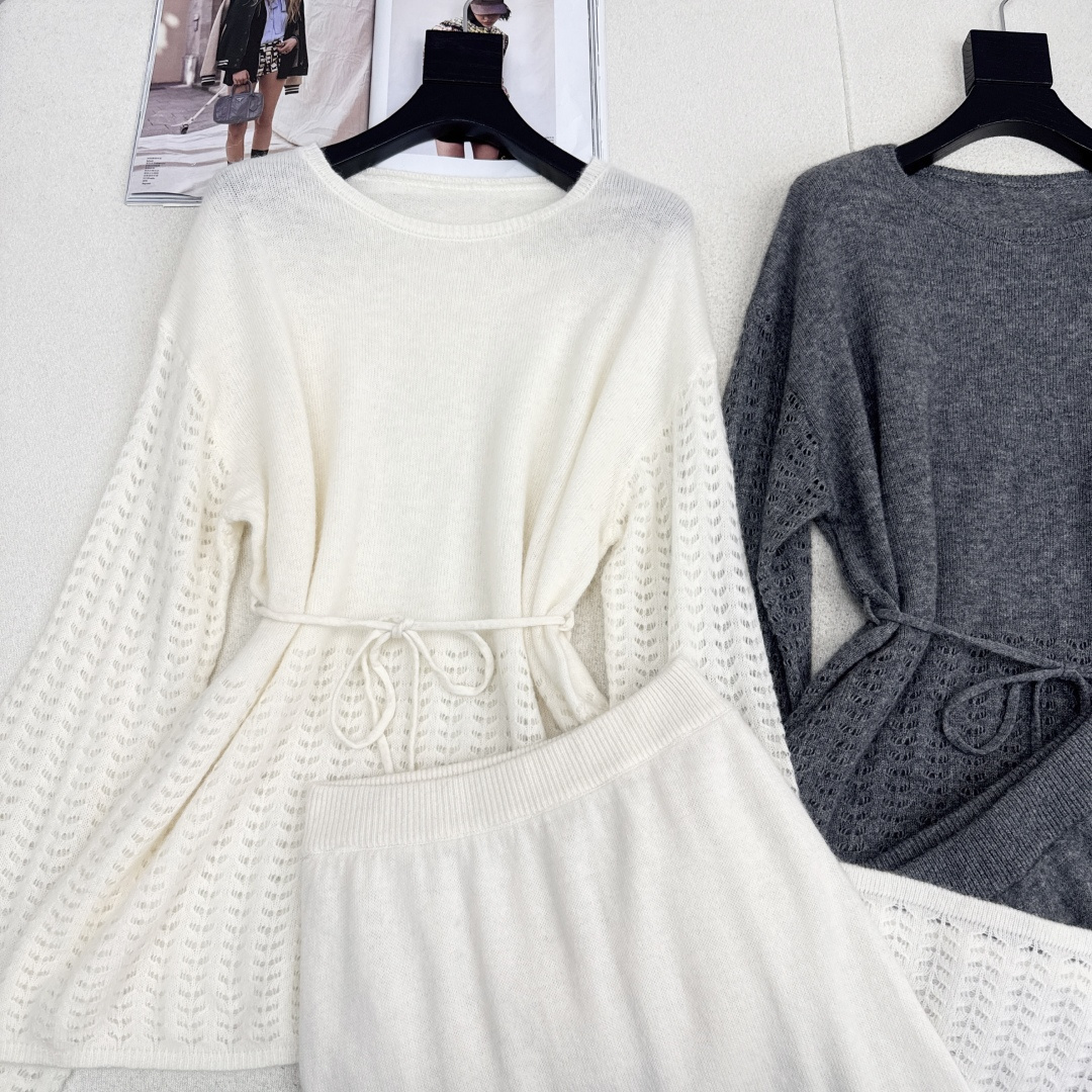 Max 25Ss———早秋最新款慵懒风套装 🩶 拼接镂空工艺圆领腰带毛衣+松紧腰半裙 精致美感 整体给人