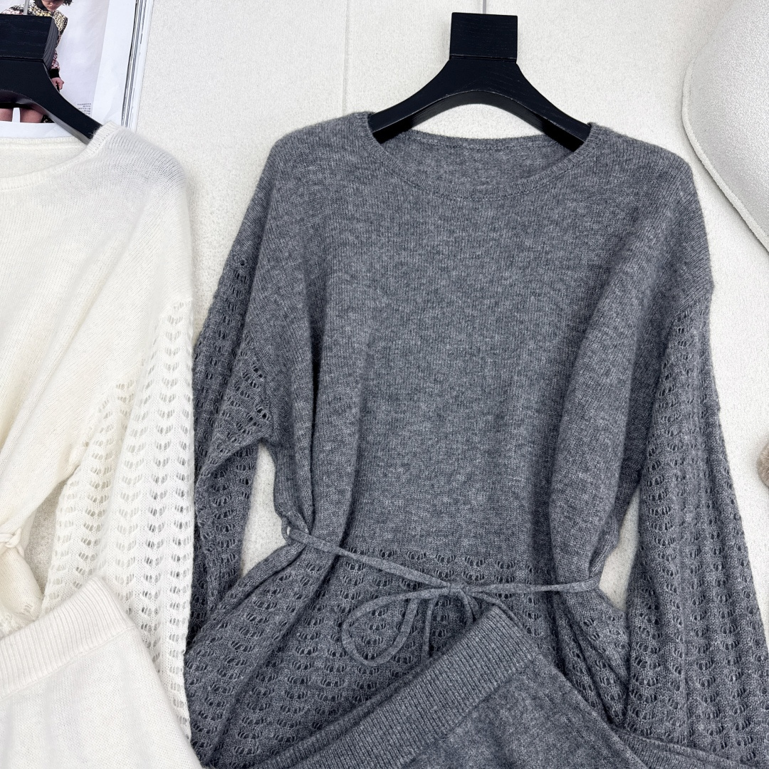 Max 25Ss———早秋最新款慵懒风套装 🩶 拼接镂空工艺圆领腰带毛衣+松紧腰半裙 精致美感 整体给人