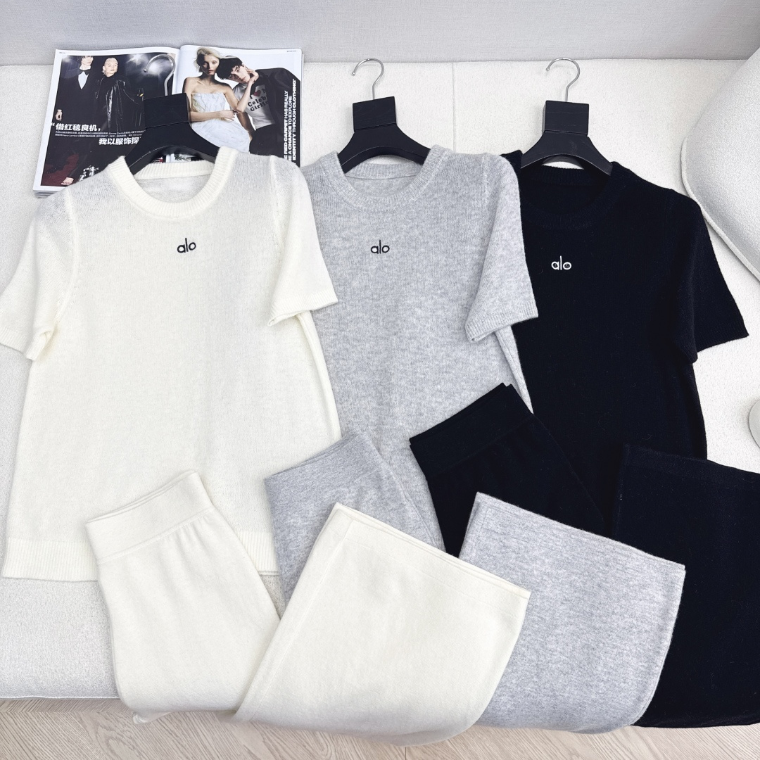 独家款～ Alo 25Ss———早秋最新款慵懒时髦羊毛套装 🤍短袖圆领毛衣+松紧腰直筒裤 精致美感 整体