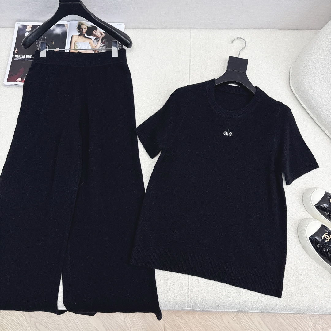 独家款～ Alo 25Ss———早秋最新款慵懒时髦羊毛套装 🤍短袖圆领毛衣+松紧腰直筒裤 精致美感 整体