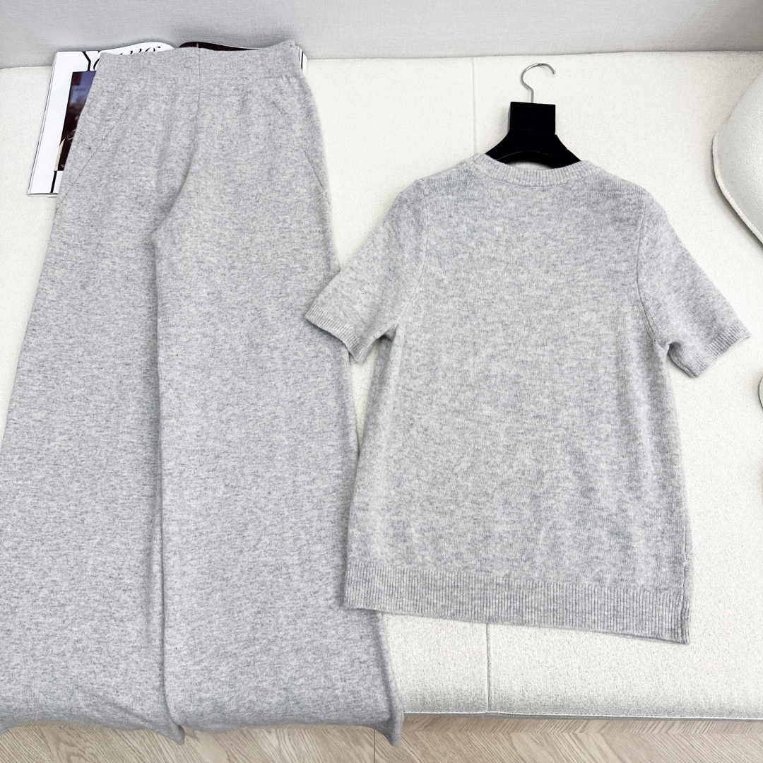 独家款～ Alo 25Ss———早秋最新款慵懒时髦羊毛套装 🤍短袖圆领毛衣+松紧腰直筒裤 精致美感 整体