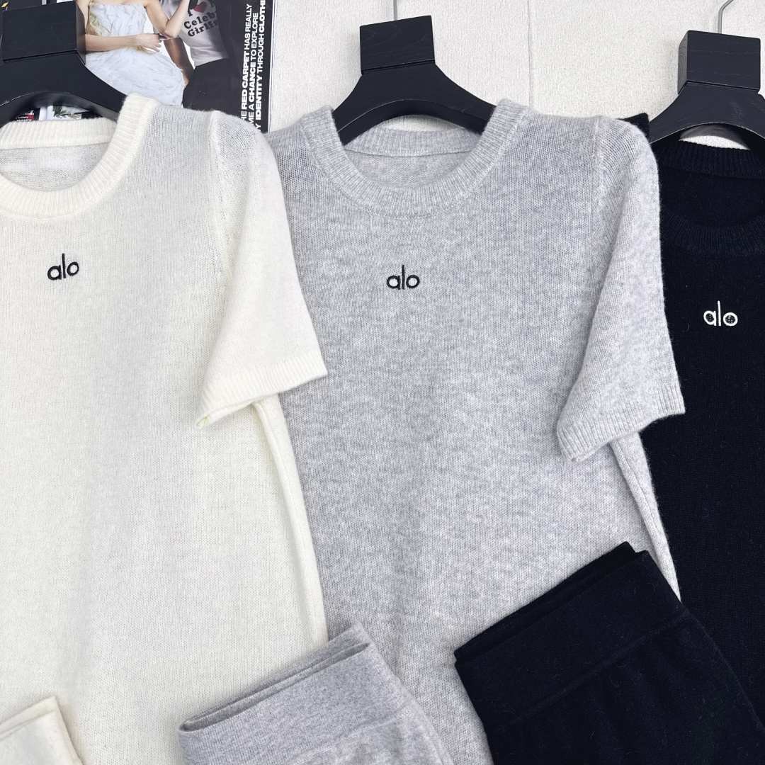 独家款～ Alo 25Ss———早秋最新款慵懒时髦羊毛套装 🤍短袖圆领毛衣+松紧腰直筒裤 精致美感 整体