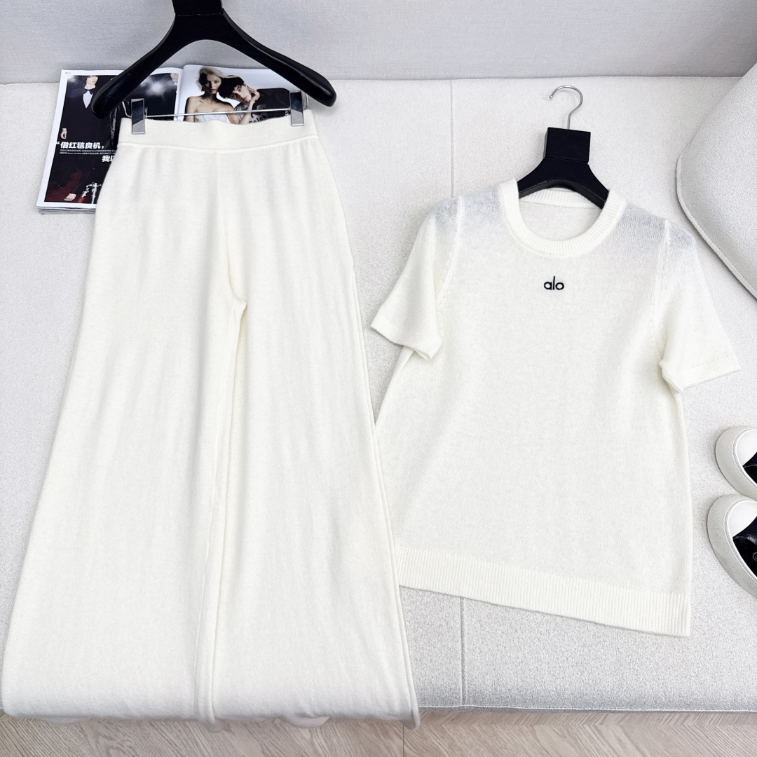 独家款～ Alo 25Ss———早秋最新款慵懒时髦羊毛套装 🤍短袖圆领毛衣+松紧腰直筒裤 精致美感 整体