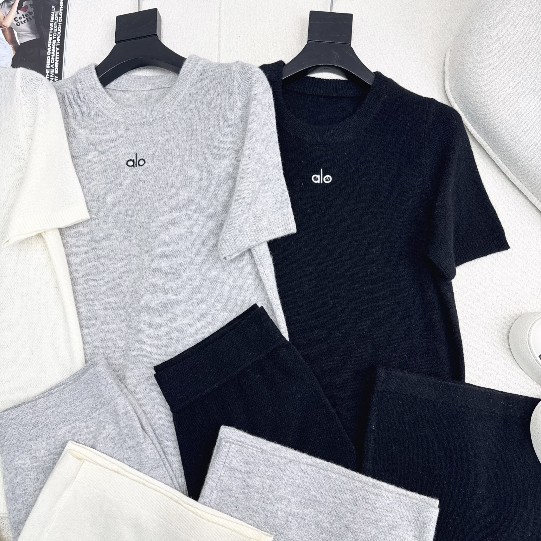 独家款～ Alo 25Ss———早秋最新款慵懒时髦羊毛套装 🤍短袖圆领毛衣+松紧腰直筒裤 精致美感 整体