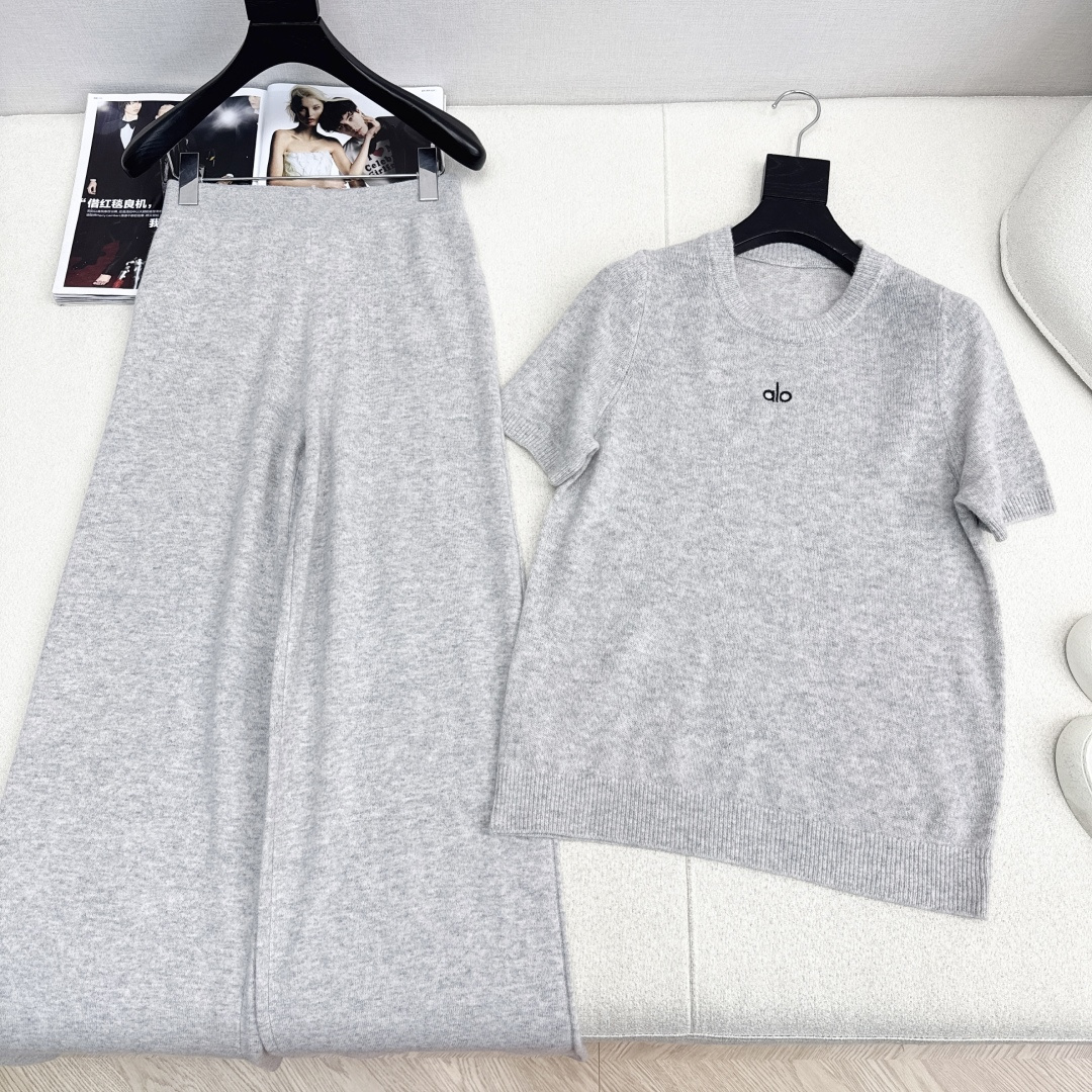 独家款～ Alo 25Ss———早秋最新款慵懒时髦羊毛套装 🤍短袖圆领毛衣+松紧腰直筒裤 精致美感 整体