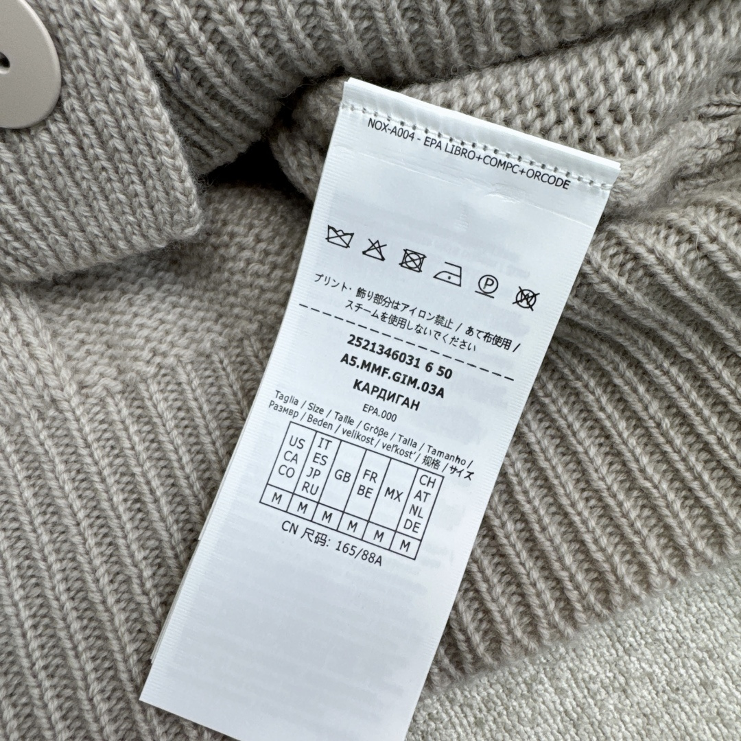 高级老钱风穿搭 Max 25Ss————秋冬最新款小短款V领开衫🩶yb定制80羊20羊绒纱线 厚实的质感