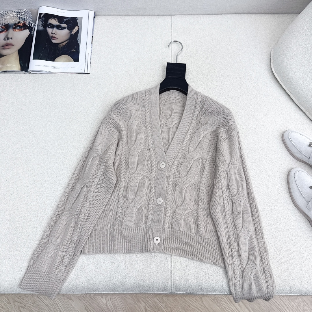 高级老钱风穿搭 Max 25Ss————秋冬最新款小短款V领开衫🩶yb定制80羊20羊绒纱线 厚实的质感