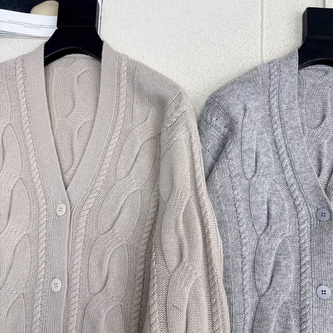 高级老钱风穿搭 Max 25Ss————秋冬最新款小短款V领开衫🩶yb定制80羊20羊绒纱线 厚实的质感