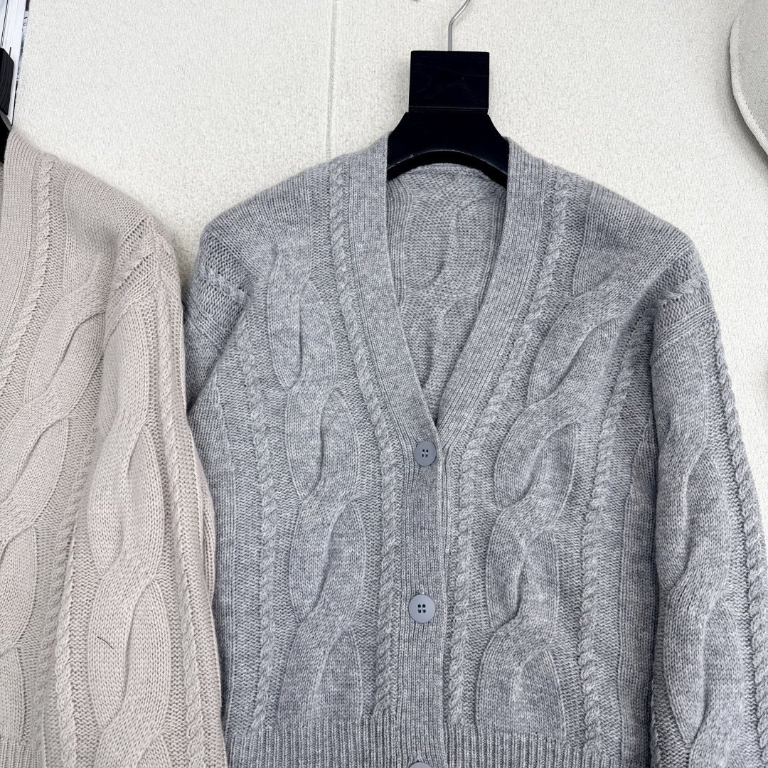 高级老钱风穿搭 Max 25Ss————秋冬最新款小短款V领开衫🩶yb定制80羊20羊绒纱线 厚实的质感