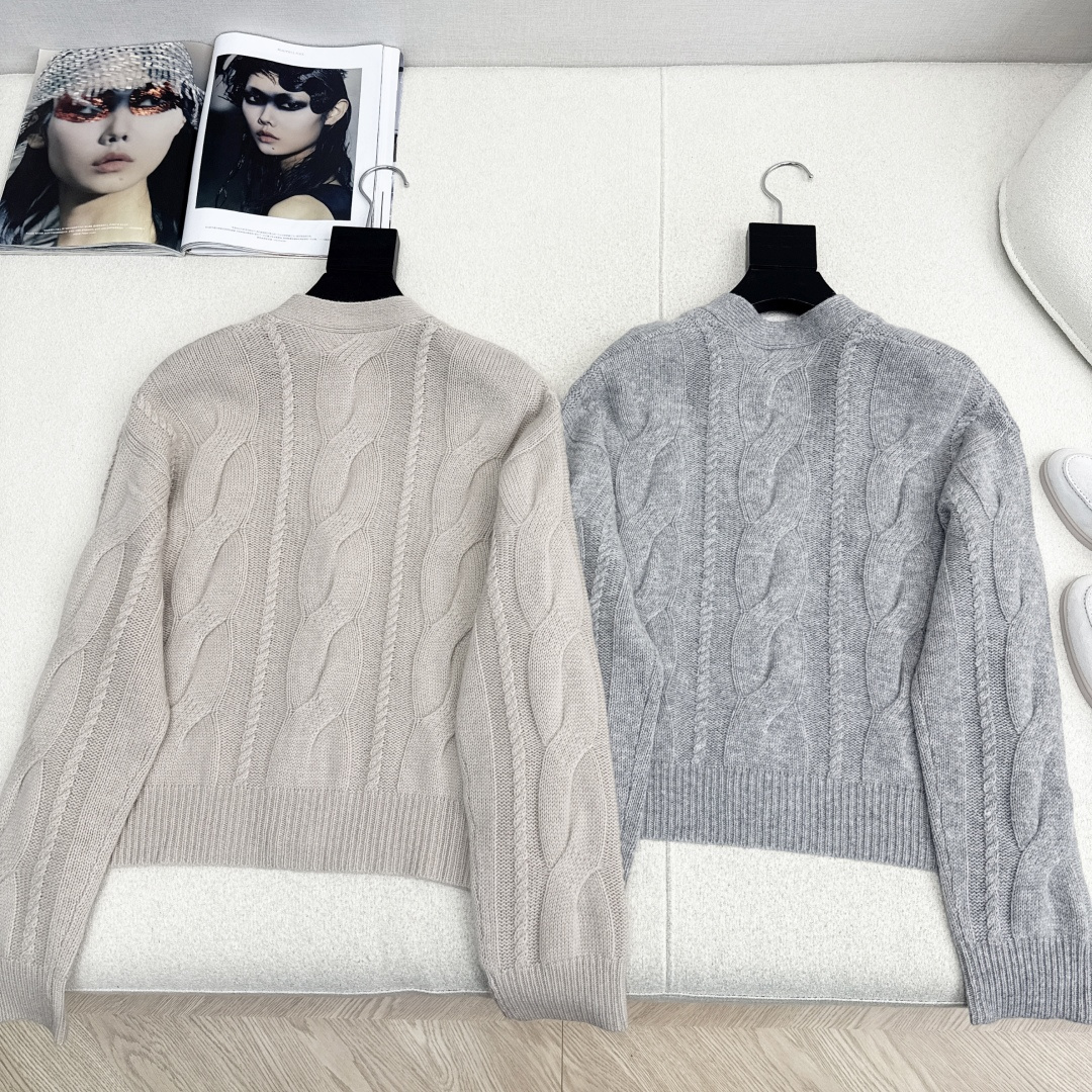 高级老钱风穿搭 Max 25Ss————秋冬最新款小短款V领开衫🩶yb定制80羊20羊绒纱线 厚实的质感