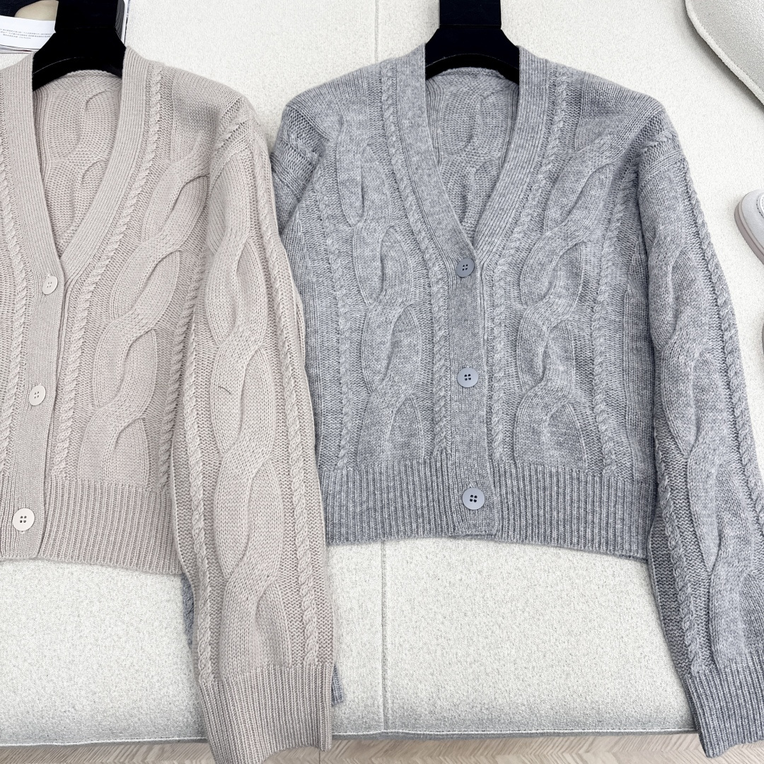 高级老钱风穿搭 Max 25Ss————秋冬最新款小短款V领开衫🩶yb定制80羊20羊绒纱线 厚实的质感