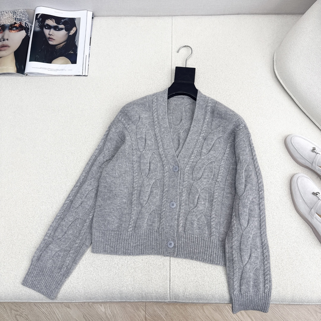 高级老钱风穿搭 Max 25Ss————秋冬最新款小短款V领开衫🩶yb定制80羊20羊绒纱线 厚实的质感