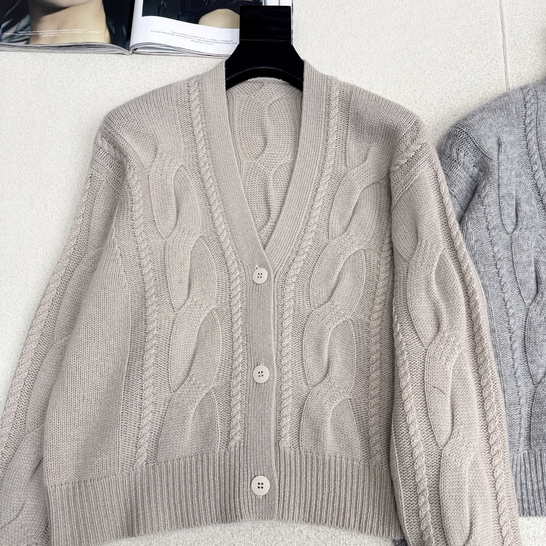 高级老钱风穿搭 Max 25Ss————秋冬最新款小短款V领开衫🩶yb定制80羊20羊绒纱线 厚实的质感