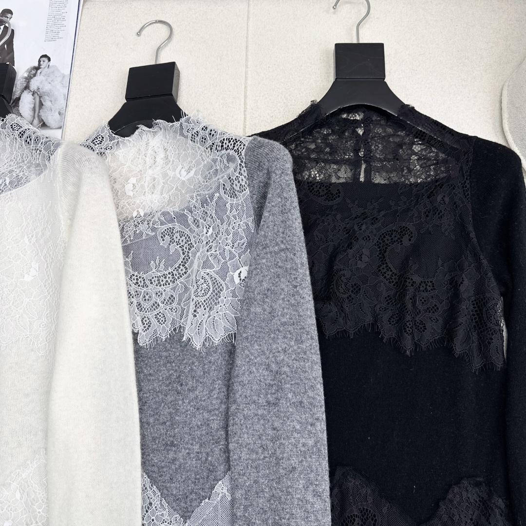 Es 25Ss————早秋最新款蕾丝拼接长袖毛衣🤍 百分百优质羊毛面料 精致拼接蕾丝花边若隐若现的透肤 