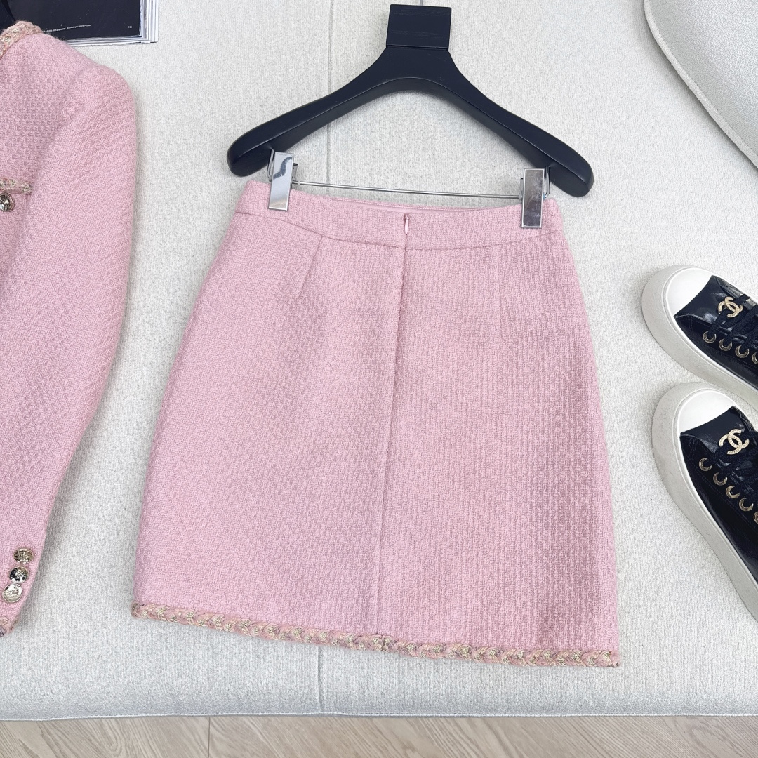 特价🉐️❗️现货齐码❗️不退不换❗️独家款～ C家 25Ss————秋冬最新款名媛风气质粗呢套装 🩷敲有