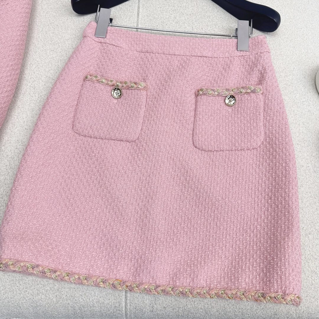 特价🉐️❗️现货齐码❗️不退不换❗️独家款～ C家 25Ss————秋冬最新款名媛风气质粗呢套装 🩷敲有