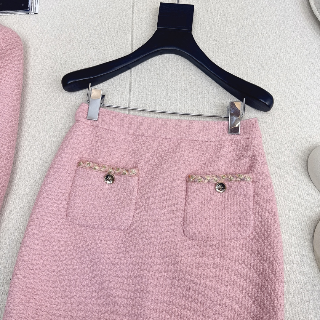 特价🉐️❗️现货齐码❗️不退不换❗️独家款～ C家 25Ss————秋冬最新款名媛风气质粗呢套装 🩷敲有