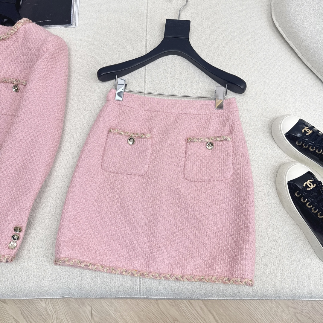 特价🉐️❗️现货齐码❗️不退不换❗️独家款～ C家 25Ss————秋冬最新款名媛风气质粗呢套装 🩷敲有