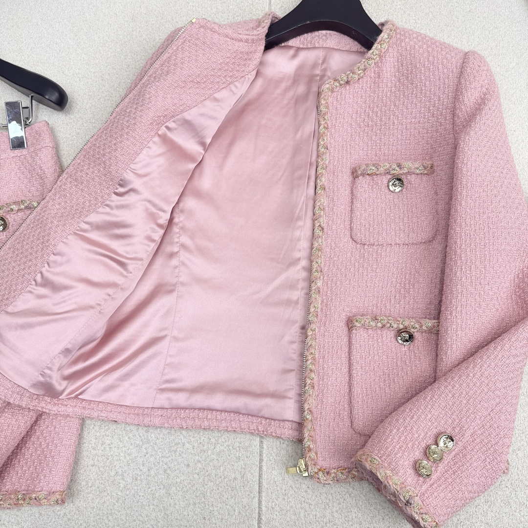 特价🉐️❗️SM❗️不退不换❗️独家款～ C家 25Ss————秋冬最新款名媛风气质粗呢套装 🩷敲有气场