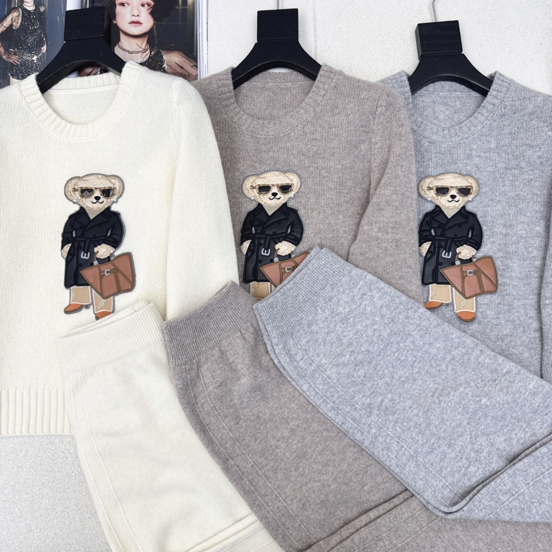 RL 25Ss———早秋最新款浓郁美式穿搭慵懒风套装 🖤穿长款风衣绅士小熊圆领毛衣+松紧腰直筒裤 颜色跟