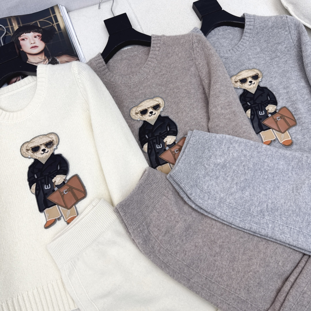 RL 25Ss———早秋最新款浓郁美式穿搭慵懒风套装 🖤穿长款风衣绅士小熊圆领毛衣+松紧腰直筒裤 颜色跟