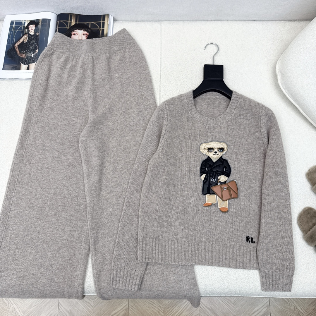 RL 25Ss———早秋最新款浓郁美式穿搭慵懒风套装 🖤穿长款风衣绅士小熊圆领毛衣+松紧腰直筒裤 颜色跟