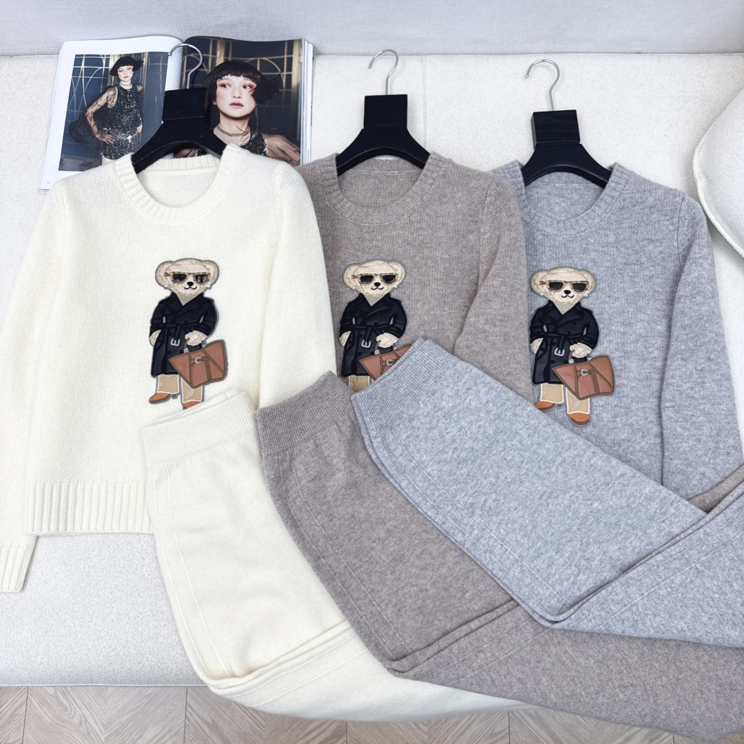 RL 25Ss———早秋最新款浓郁美式穿搭慵懒风套装 🖤穿长款风衣绅士小熊圆领毛衣+松紧腰直筒裤 颜色跟