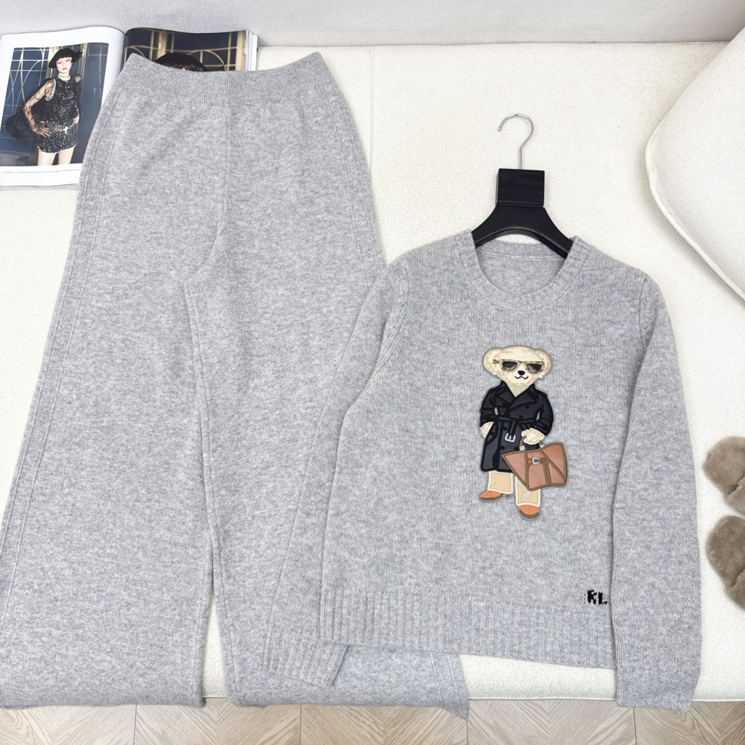 RL 25Ss———早秋最新款浓郁美式穿搭慵懒风套装 🖤穿长款风衣绅士小熊圆领毛衣+松紧腰直筒裤 颜色跟