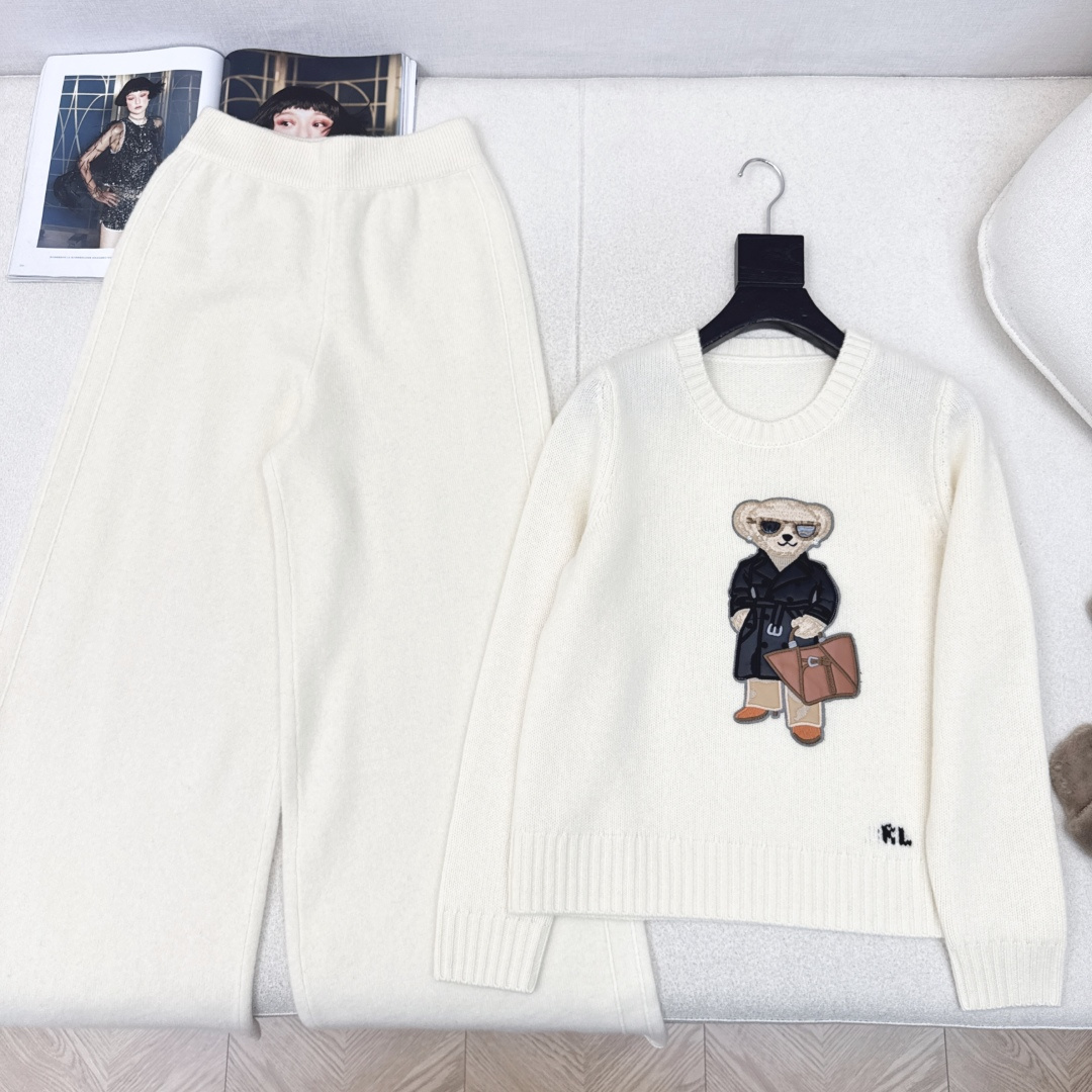 RL 25Ss———早秋最新款浓郁美式穿搭慵懒风套装 🖤穿长款风衣绅士小熊圆领毛衣+松紧腰直筒裤 颜色跟