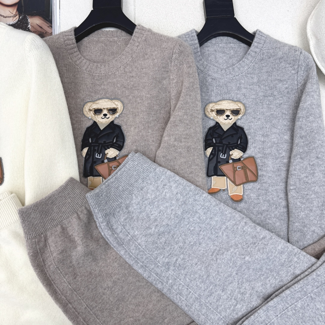 RL 25Ss———早秋最新款浓郁美式穿搭慵懒风套装 🖤穿长款风衣绅士小熊圆领毛衣+松紧腰直筒裤 颜色跟
