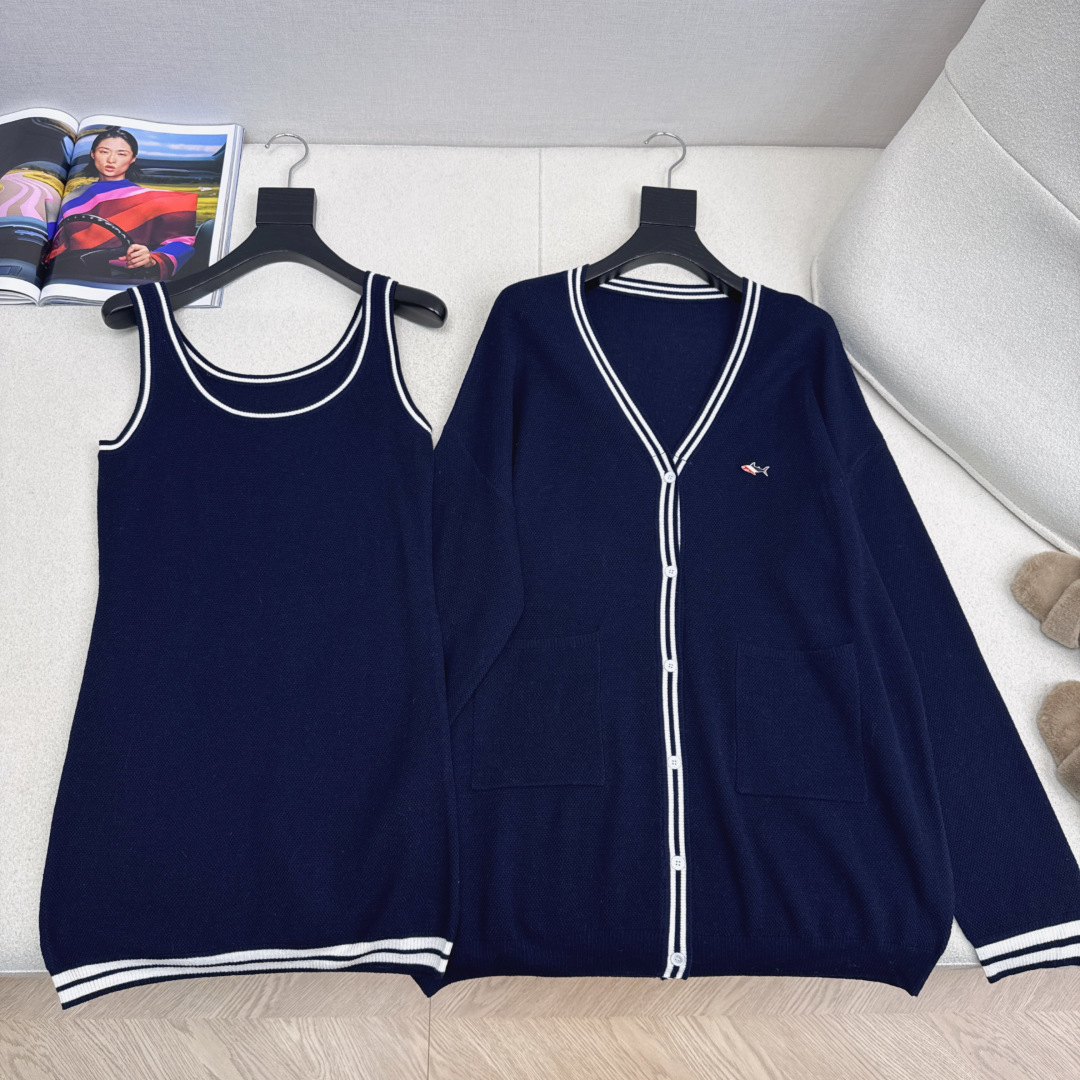 TB 25Ss————早秋最新款针织两件套🖤无袖修身长款背心+V领针织开衫 真的很爱 精致氛围慵懒感 进