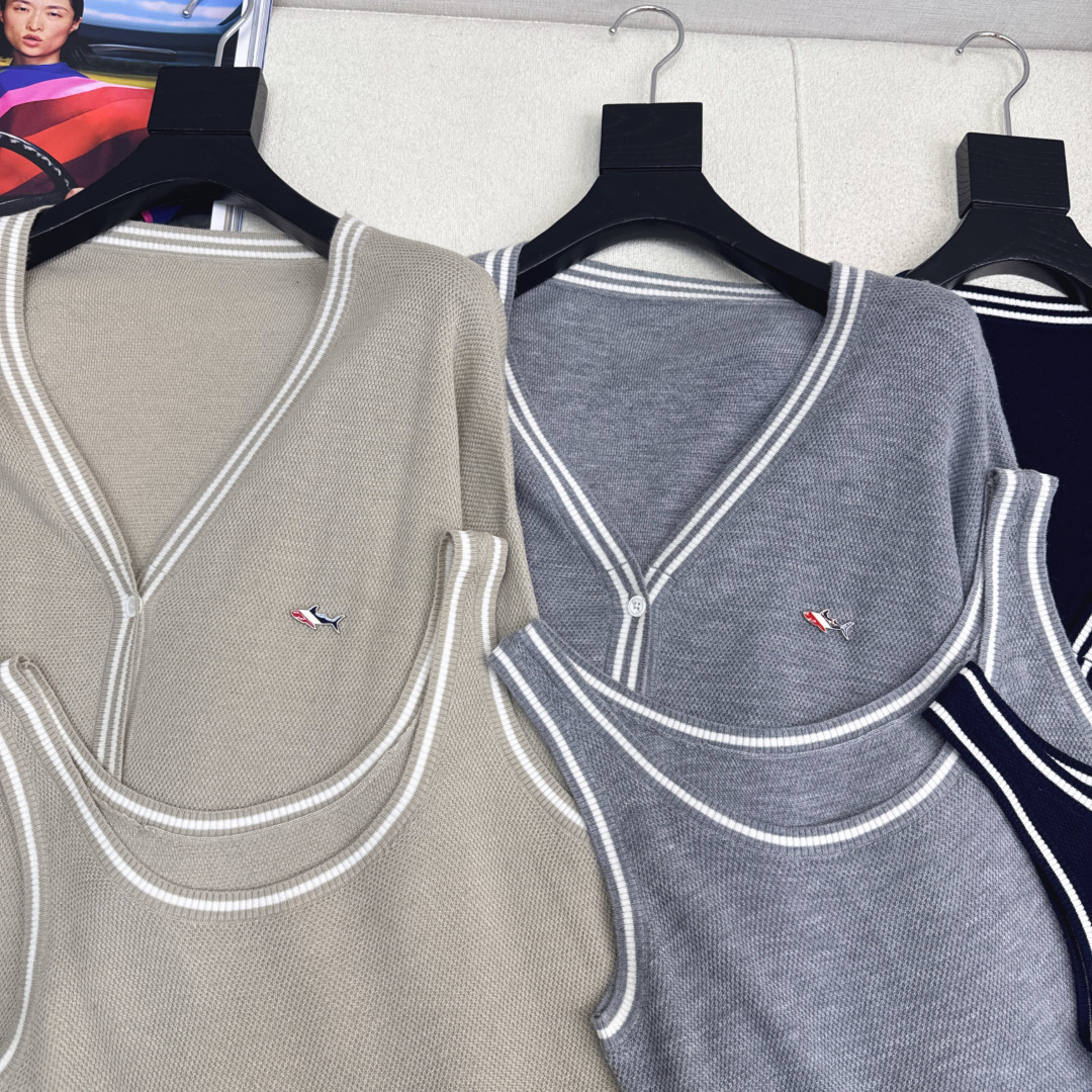 TB 25Ss————早秋最新款针织两件套🖤无袖修身长款背心+V领针织开衫 真的很爱 精致氛围慵懒感 进