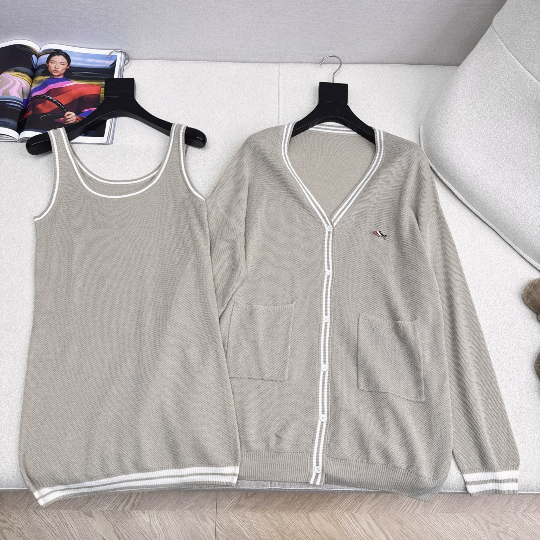 TB 25Ss————早秋最新款针织两件套🖤无袖修身长款背心+V领针织开衫 真的很爱 精致氛围慵懒感 进