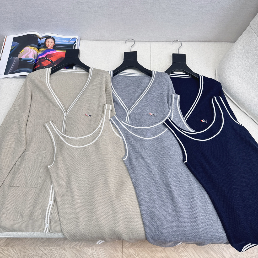 TB 25Ss————早秋最新款针织两件套🖤无袖修身长款背心+V领针织开衫 真的很爱 精致氛围慵懒感 进