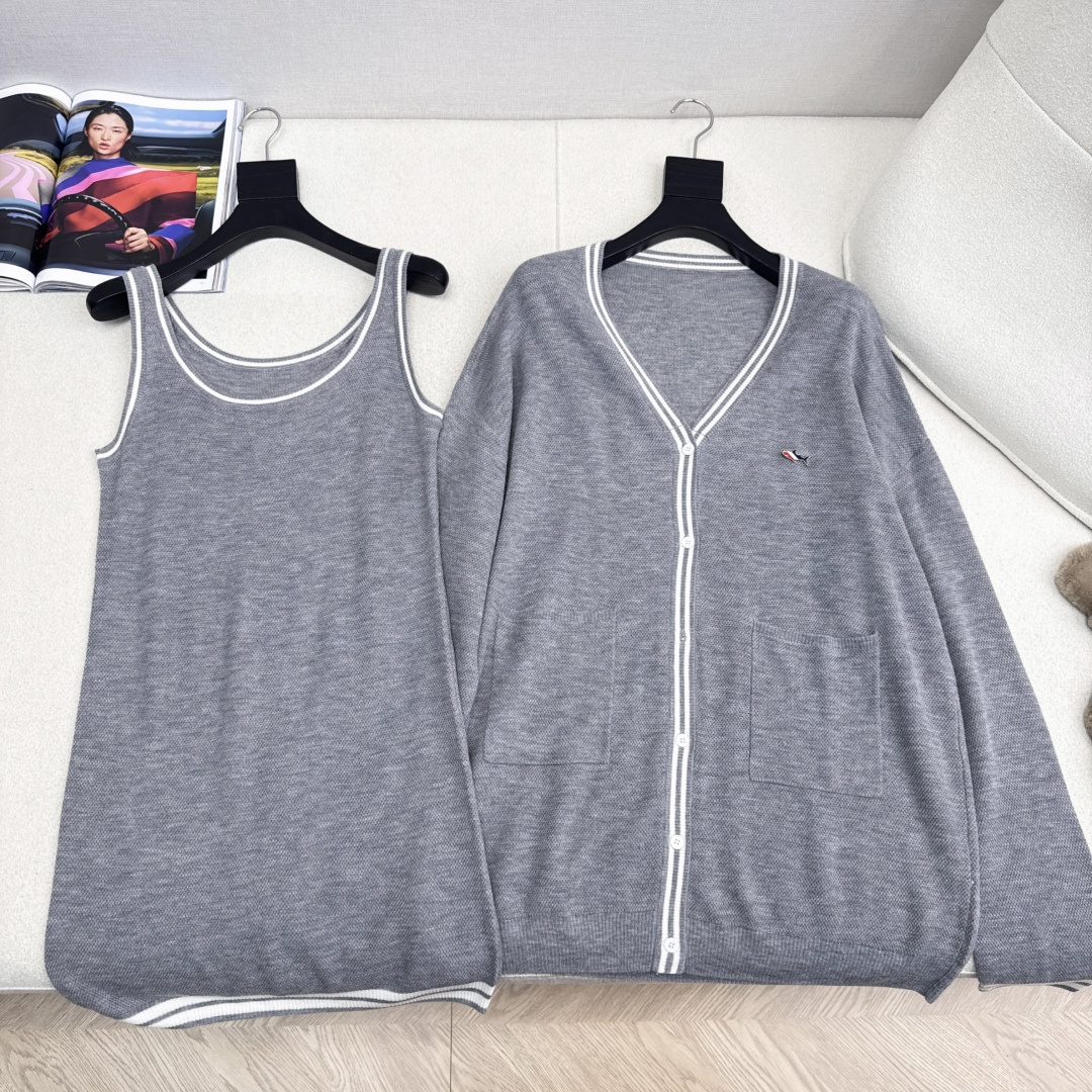 TB 25Ss————早秋最新款针织两件套🖤无袖修身长款背心+V领针织开衫 真的很爱 精致氛围慵懒感 进