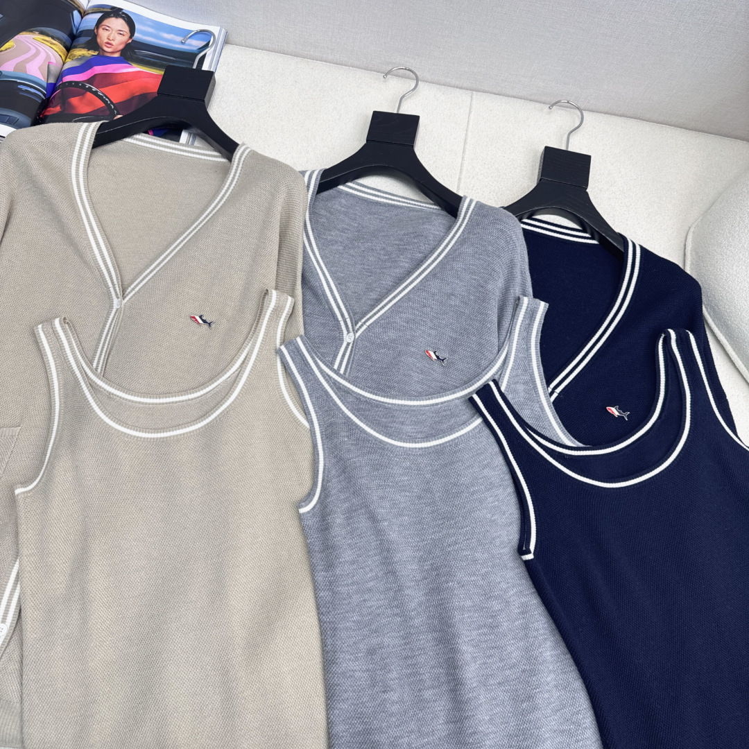 TB 25Ss————早秋最新款针织两件套🖤无袖修身长款背心+V领针织开衫 真的很爱 精致氛围慵懒感 进