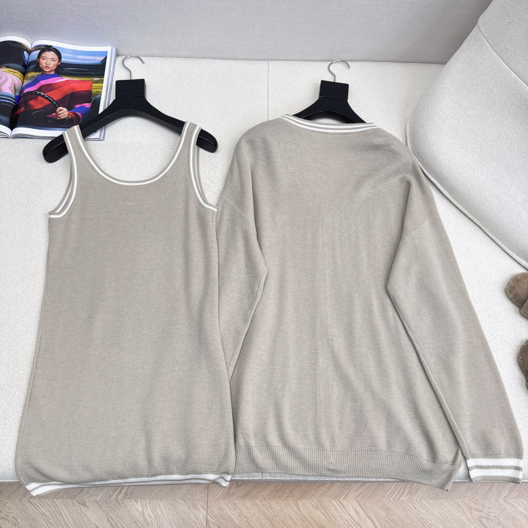 TB 25Ss————早秋最新款针织两件套🖤无袖修身长款背心+V领针织开衫 真的很爱 精致氛围慵懒感 进