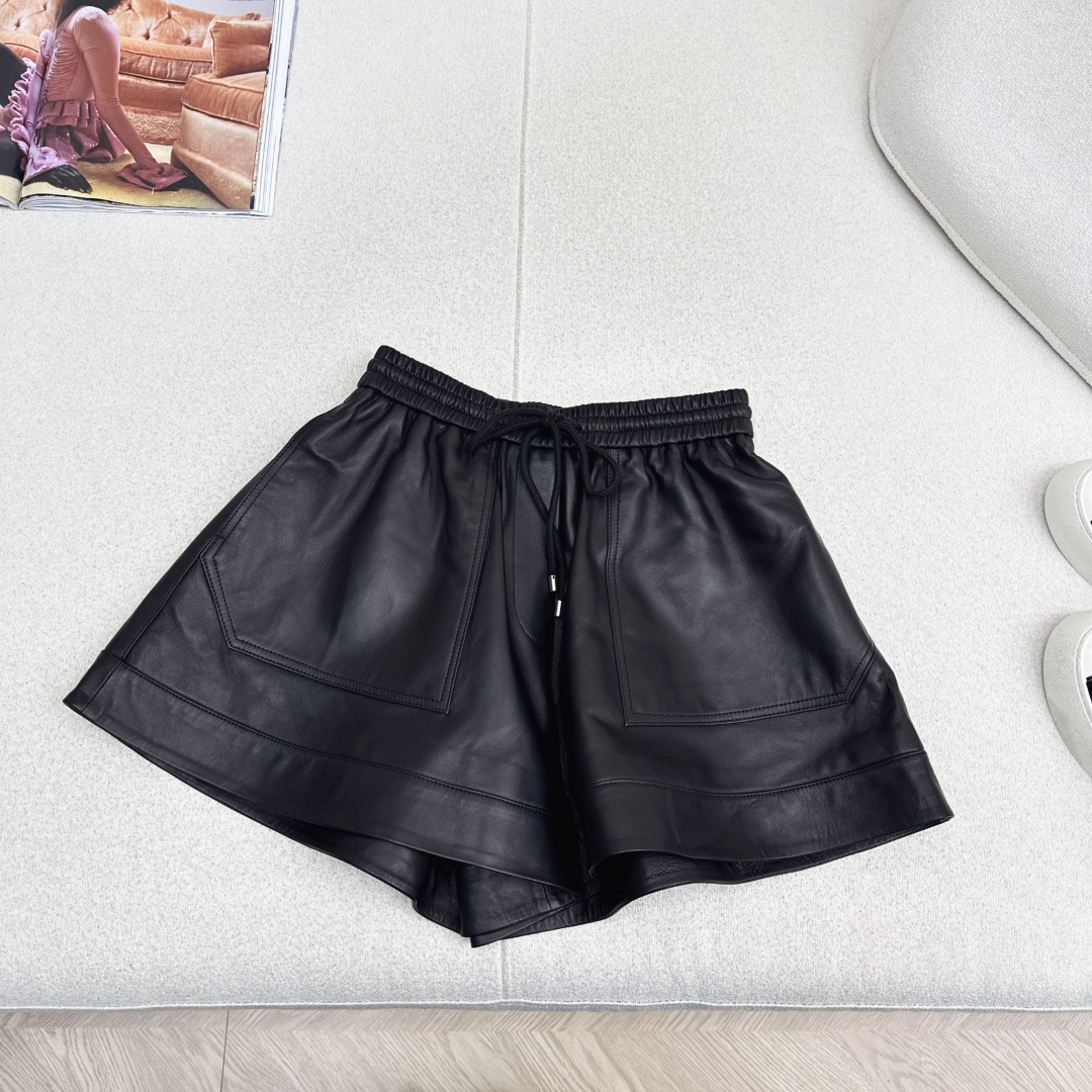Loe 26Ss———秋冬最新款时髦小羊皮套装🖤连帽外套+松紧腰短裤 定制进口百分百小羊皮面料 质感高级