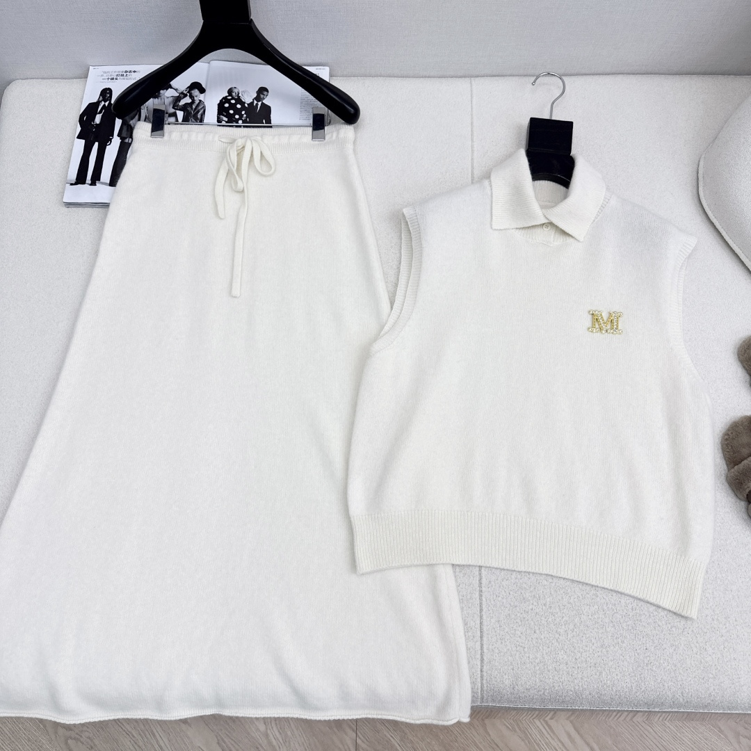 独家款 Max 25Ss———早秋最新款针织套装 🤎翻领无袖毛衣+松紧腰半裙 精致美感 整体给人感觉特别