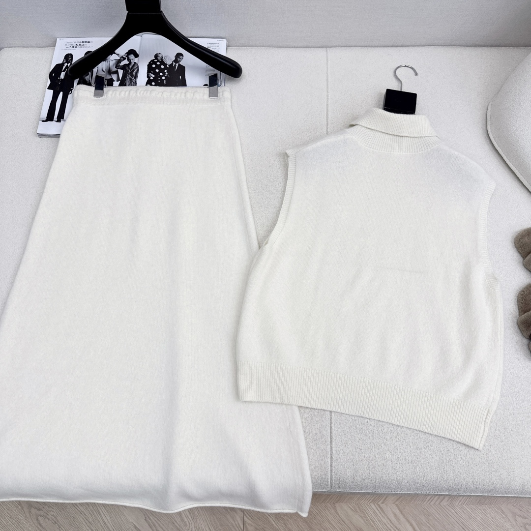独家款 Max 25Ss———早秋最新款针织套装 🤎翻领无袖毛衣+松紧腰半裙 精致美感 整体给人感觉特别