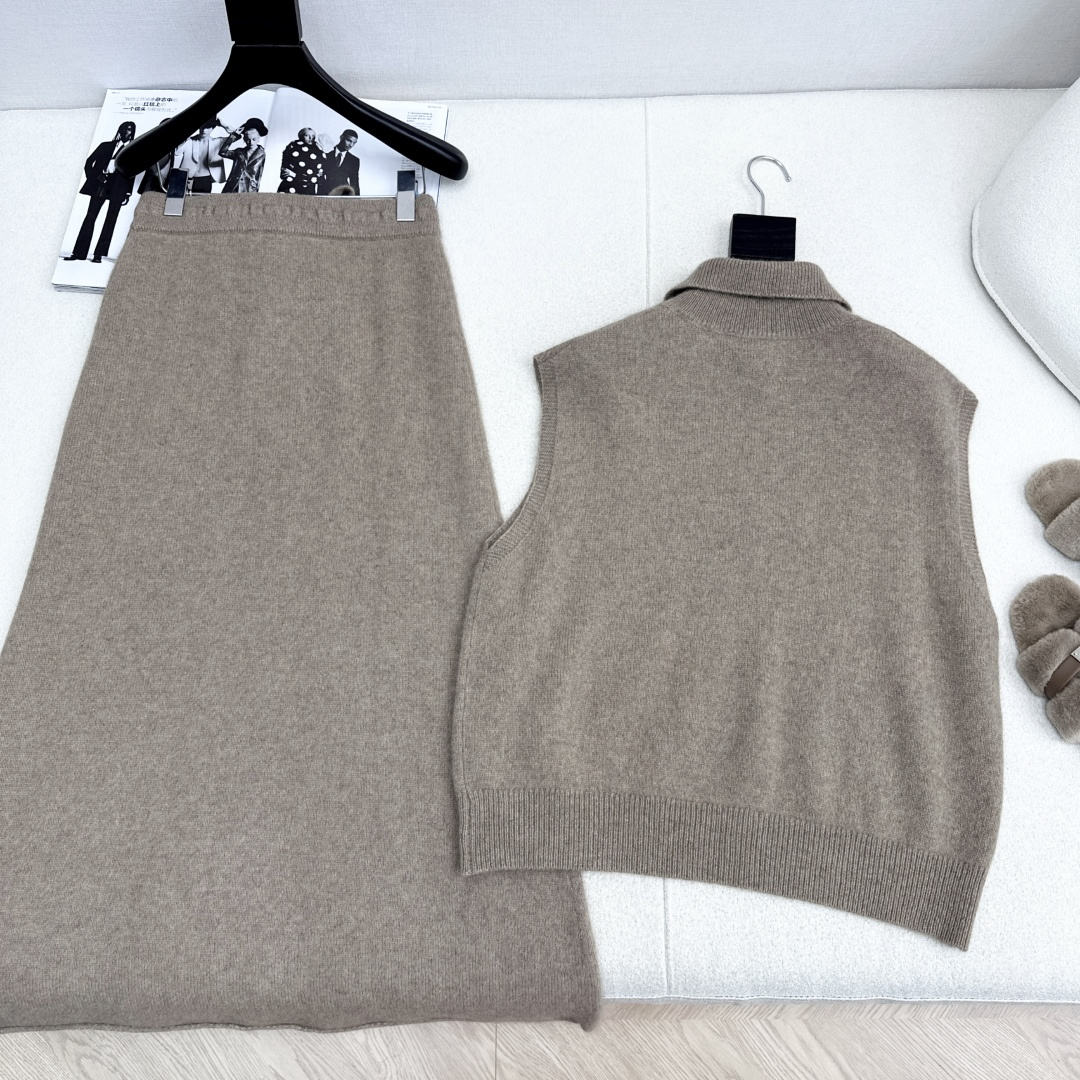 独家款 Max 25Ss———早秋最新款针织套装 🤎翻领无袖毛衣+松紧腰半裙 精致美感 整体给人感觉特别