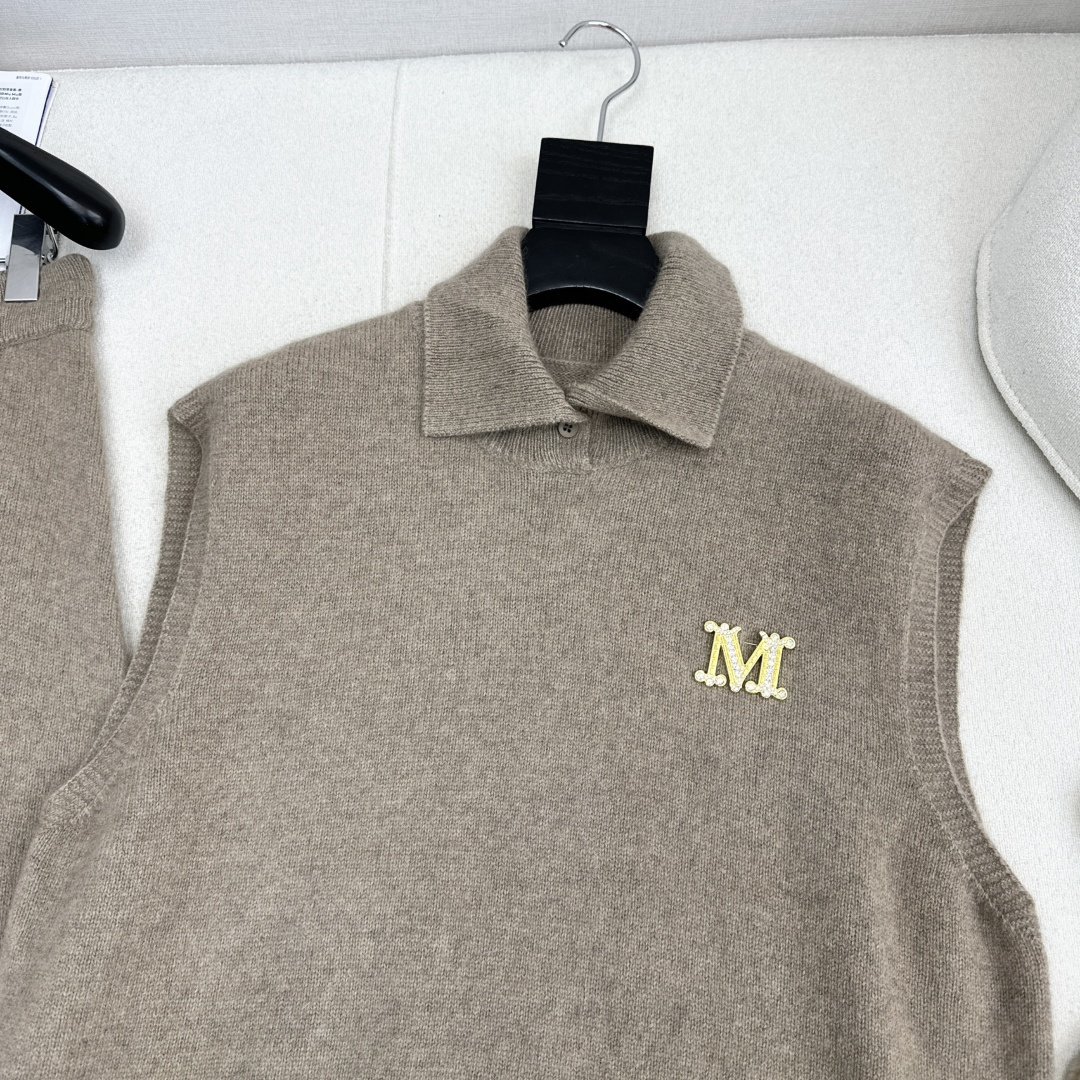 独家款 Max 25Ss———早秋最新款针织套装 🤎翻领无袖毛衣+松紧腰半裙 精致美感 整体给人感觉特别