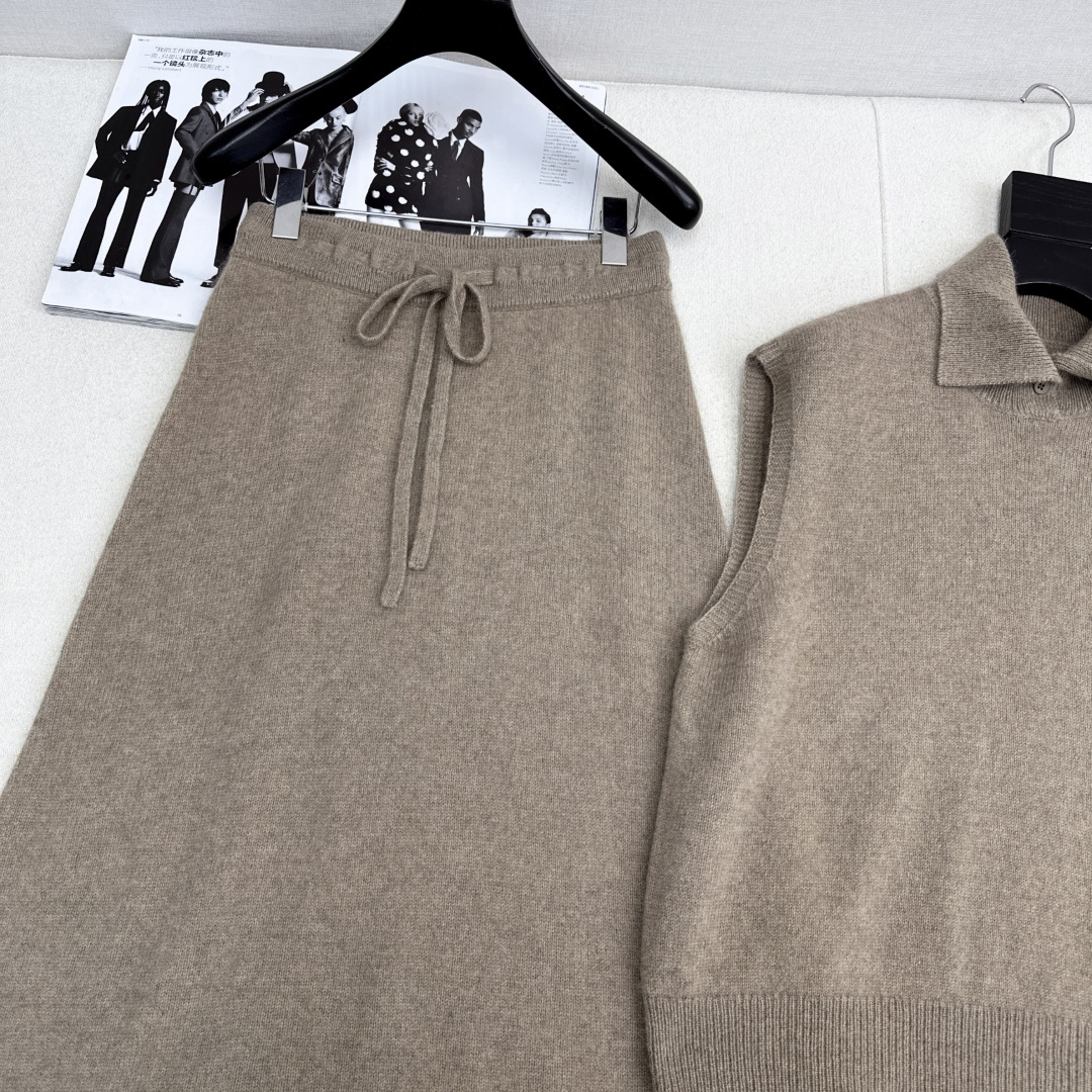 独家款 Max 25Ss———早秋最新款针织套装 🤎翻领无袖毛衣+松紧腰半裙 精致美感 整体给人感觉特别