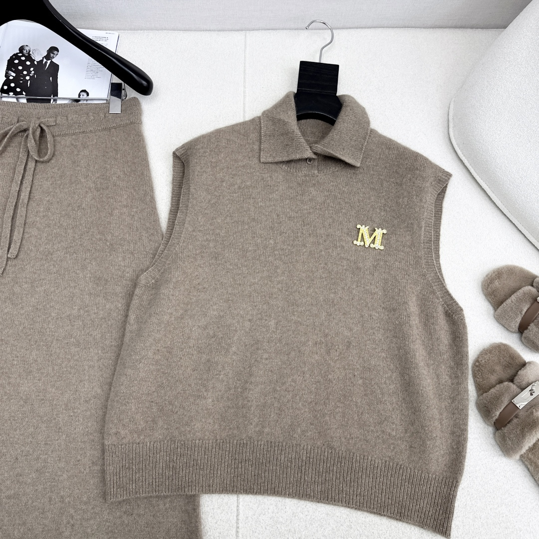 独家款 Max 25Ss———早秋最新款针织套装 🤎翻领无袖毛衣+松紧腰半裙 精致美感 整体给人感觉特别